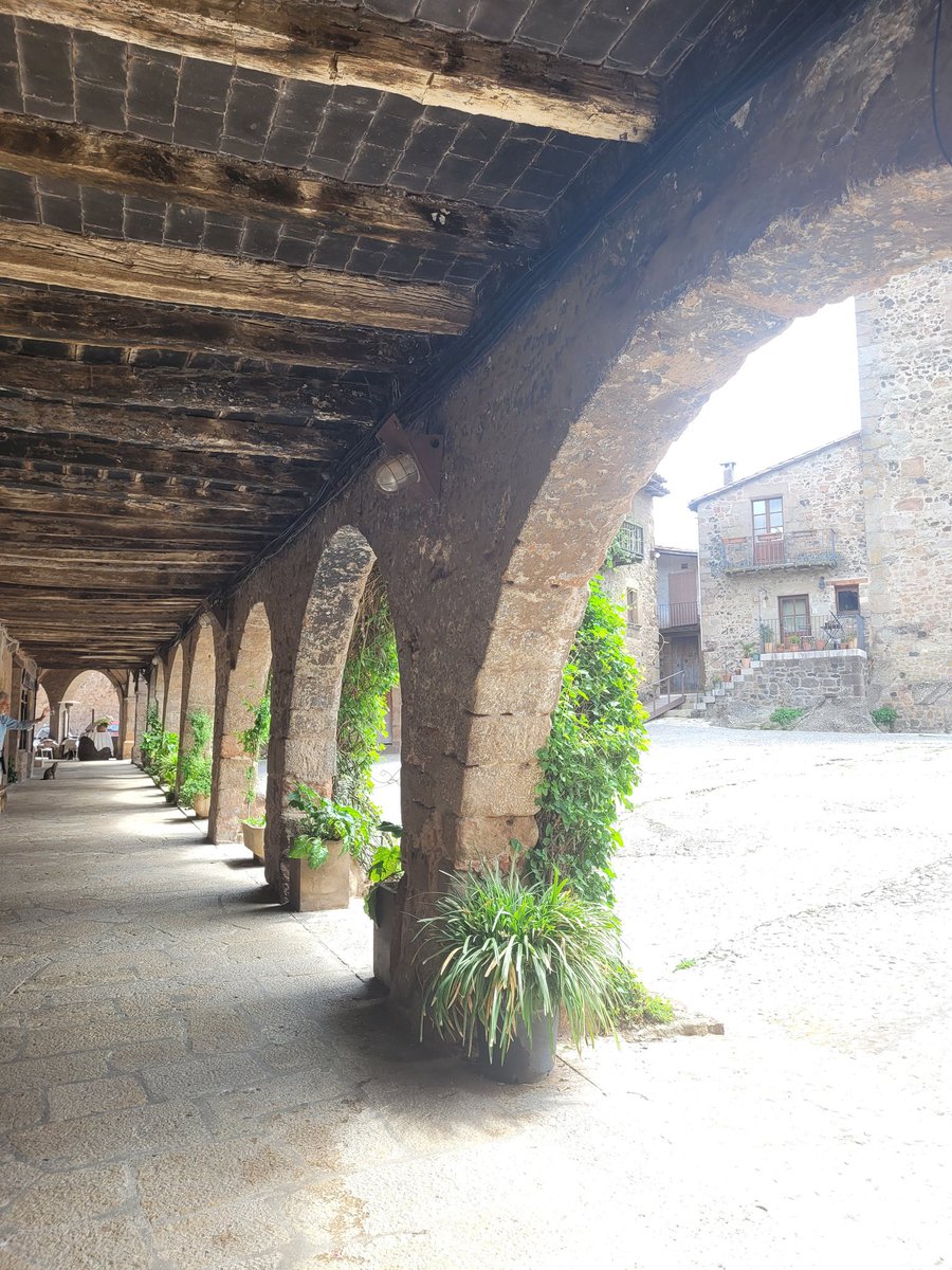 A wonderful street under the arches. In the town of Santa Pau. Catalonia.😘❤️