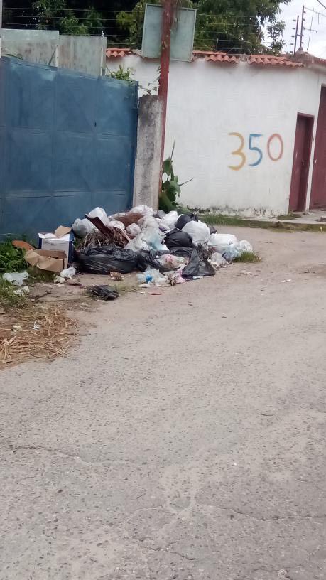 ElLimonMaracay's tweet photo. #ElLimónMCY

Vecinos de Tejerías reportan que personas que no son del sector dejan basura en esta esquina

Los vecinos se quejan de la peste, ya que ni ellos mismos sacan su basura a este sitio para evitar malos olores y acumulación, solo la sacan cuando pasa el aseo urbano https://t.co/ze3GQOKr3O
