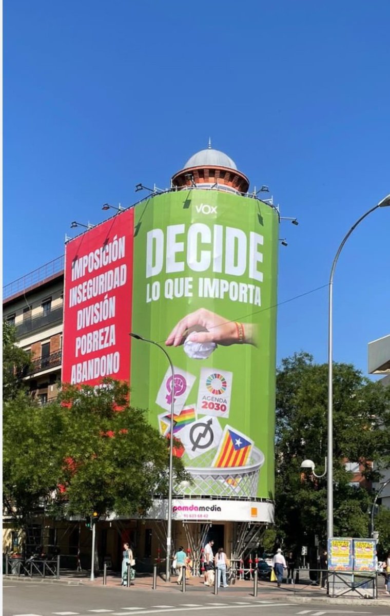 La lona de la vergonya🤬
Que + necessites per tenir clar que el #23J ens hi juguem molt ⁉️
Contra el feixisme, el masclisme i el racisme #stopvox .

<a href="/ugtcatalunya/">UGT de Catalunya</a> <a href="/XASIUGT/">XASI UGT</a> <a href="/ugtficat/">UGT FICA de Catalunya</a> <a href="/FeSMC_ugt_cat/">FeSMC UGT Catalunya</a> <a href="/UGT_SP_CAT/">UGT - Serveis Públics de Catalunya</a> <a href="/FeSPUGTVOCC/">SP-UGTVOCC</a> <a href="/sindicalistes/">Union Solidarity</a> <a href="/UCFRcat/">UCFR #StopIslamofòbia #StopVOX</a>