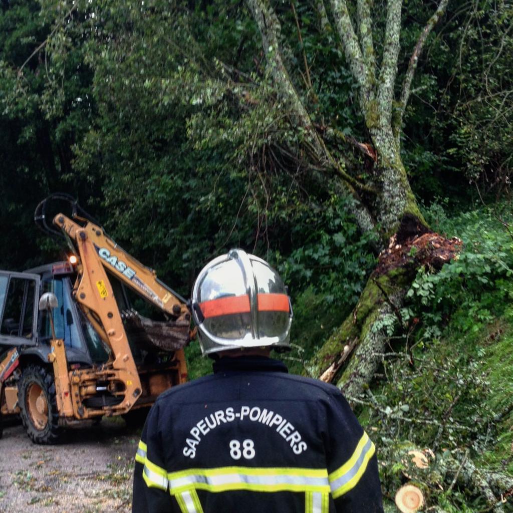 [Vigilance météo]

🟠⚡️ Les #Vosges sont placés en Vigilance météo orange aux #Orages en cette fin de journée de lundi jusqu'en début de nuit ⚡️🟠

👉 Vos informations en commentaires ou avec le #meteo88 
Pour suivre l'évolution : 
➡️ vigilance.meteofrance.fr/fr/vosges