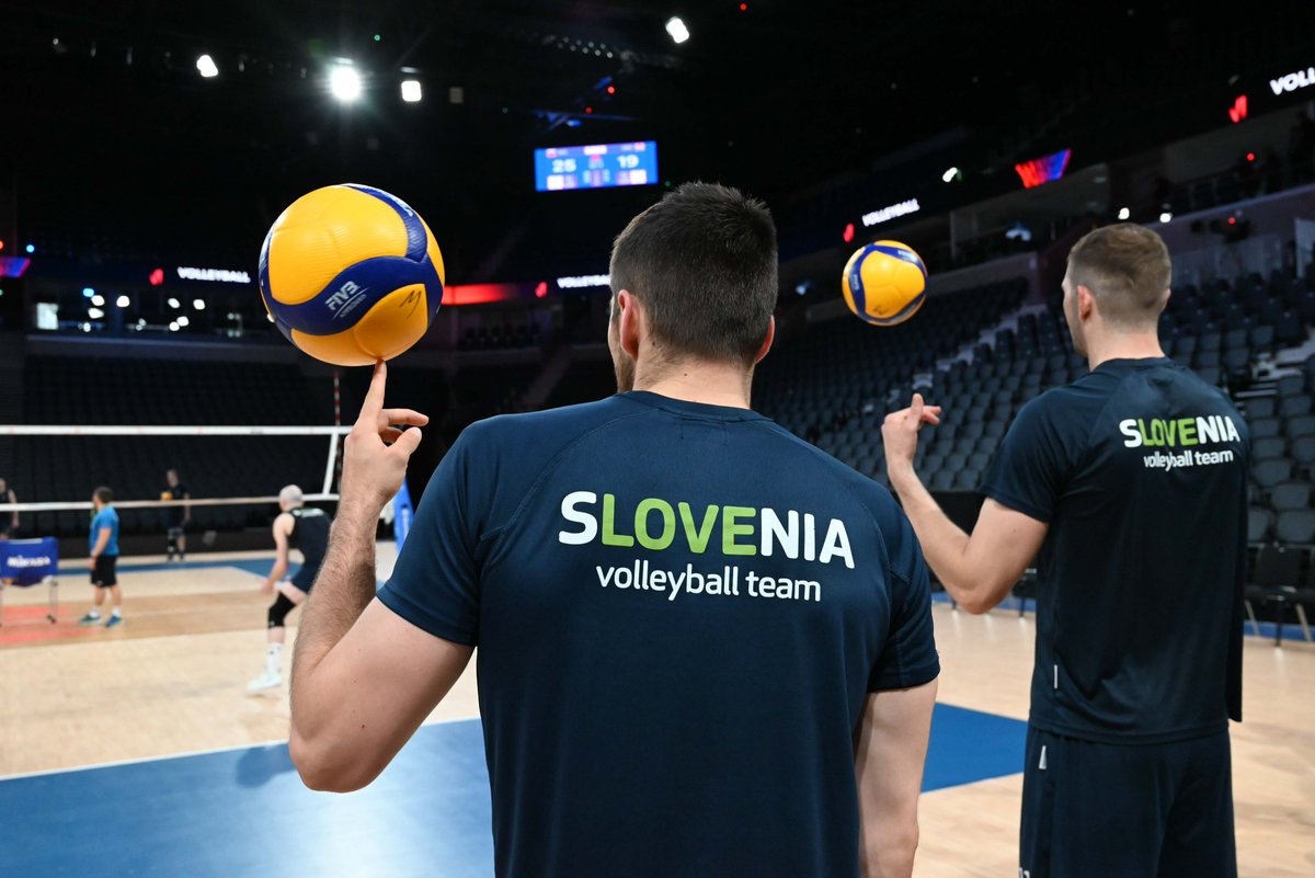 SloVolley's tweet photo. 💙💚 Trening v Orleansu opravljen, v torek proti Argentini se začenja drugi turnir lige narodov! 💚💙

#telekomslovenije #sLOVEvolley #reprezentanca #VNL 🇸🇮🏐💪

@volleyballworld https://t.co/D99btTG4kz