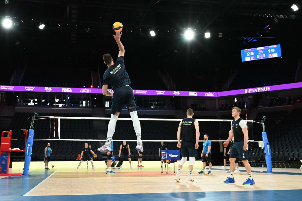 SloVolley's tweet photo. 💙💚 Trening v Orleansu opravljen, v torek proti Argentini se začenja drugi turnir lige narodov! 💚💙

#telekomslovenije #sLOVEvolley #reprezentanca #VNL 🇸🇮🏐💪

@volleyballworld https://t.co/D99btTG4kz