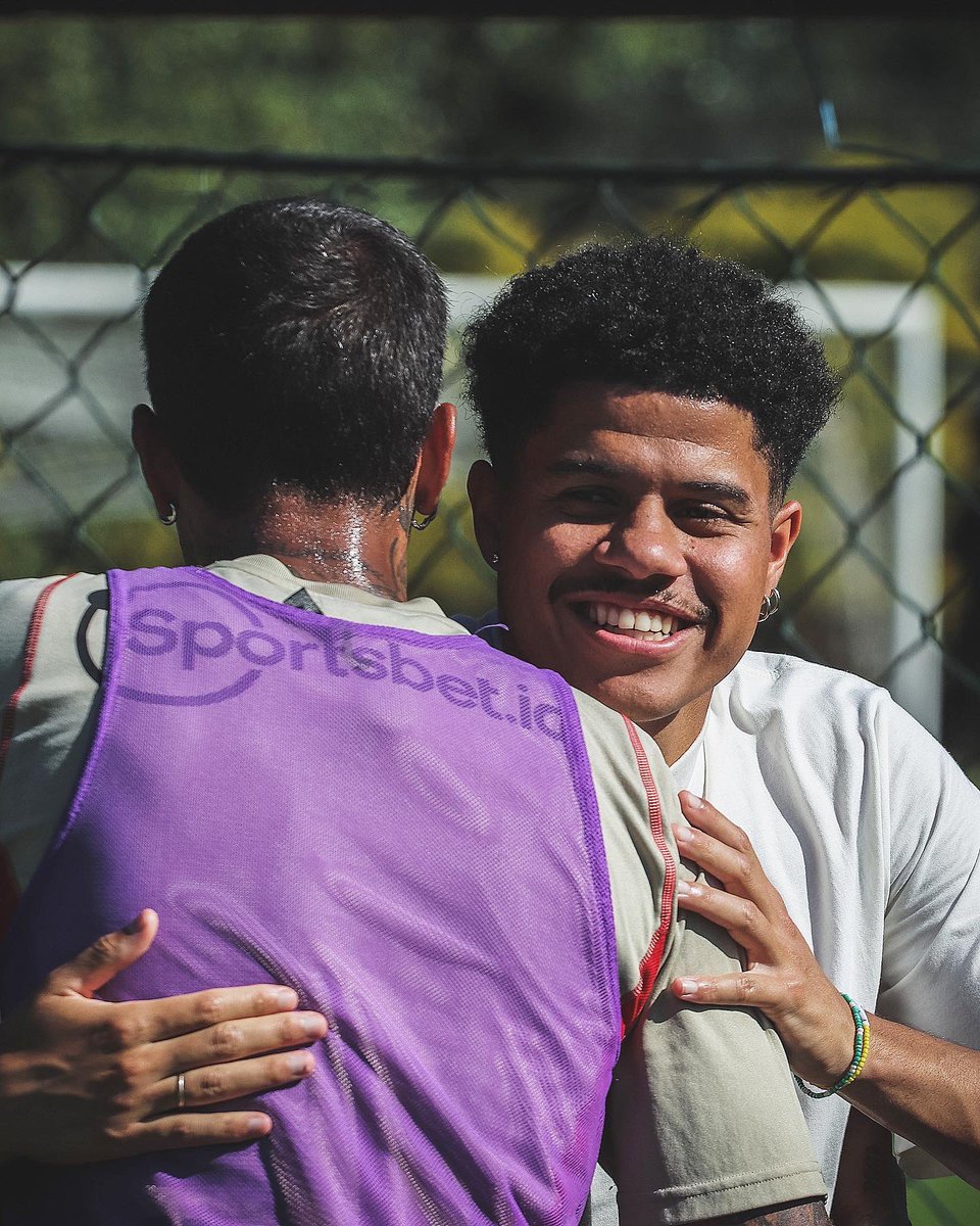 SaoPauloFC's tweet photo. 😀 Recebemos a visita do Gabriel Sara! 

Revelado em Cotia, o meio-campista foi atleta do São Paulo de 2013 até 2022.

Pelo time principal, disputou 113 jogos e marcou 17 gols, além de conquistar o Paulistão em 2021.

Atualmente, o jogador defende o Norwich, da Inglaterra. 

#MadeInCotia
#VamosSãoPaulo 🇾🇪