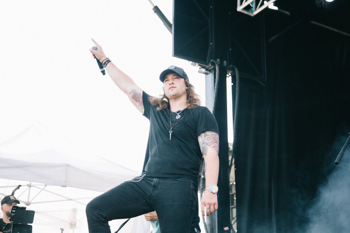 corymarksmusic's tweet photo. Couldn’t ask for a better way to kick off the summer. Thank you Burlington!! @soundofmusicfest @invictusegroup 

📸 @tdotcam 
#family #friends #music https://t.co/s7xGrgmT3h