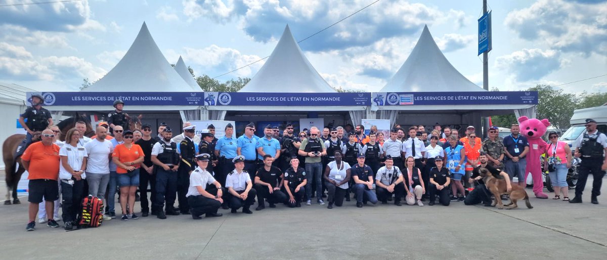 De très nombreux agents publics, et les bénévoles des assos de sécurité civile, ont veillé sur les millions de visiteurs, sur le site de l'événement... ou dans l'ombre.
Une belle coordination qui valait bien une 📸souvenir, devant le stand des services de l’État en Normandie ✌️