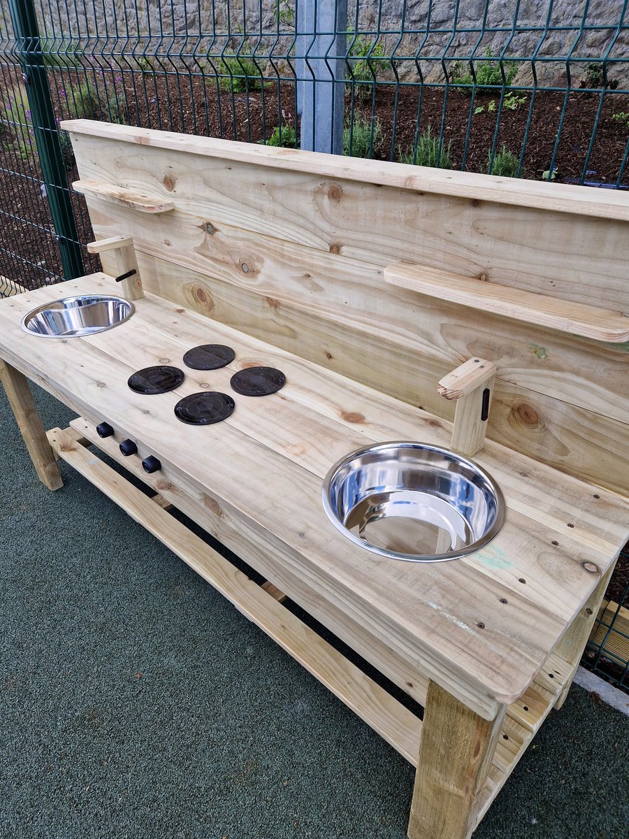 Laura_McGrath4's tweet photo. Our gorgeous new mud kitchen arrived today! Lots of messy play to come! ๐@BallinteerETNS @muinteoirodwyer @SuzanneScollard #Autismclass #sensoryplay https://t.co/cqcUYXShrW