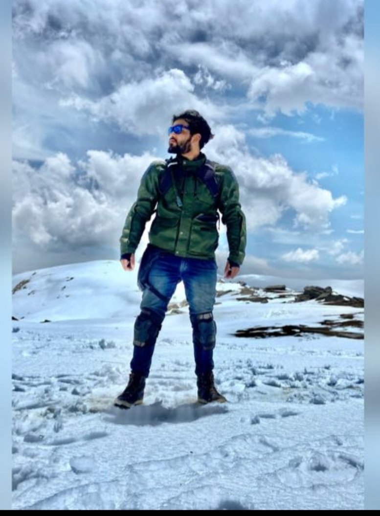 Kpl223's tweet photo. It's Lavi and Shahid 
@ETCBollywood 
@aajtak 
@SonuSood 
@shahidkapoor 
@yrf 
@RelianceEnt 
@BeingSalmanKhan

#Bollywood #newstarcast #Hollywood #bikerider #luck #Uttrakhand #tallent https://t.co/8GuCxhhrRz