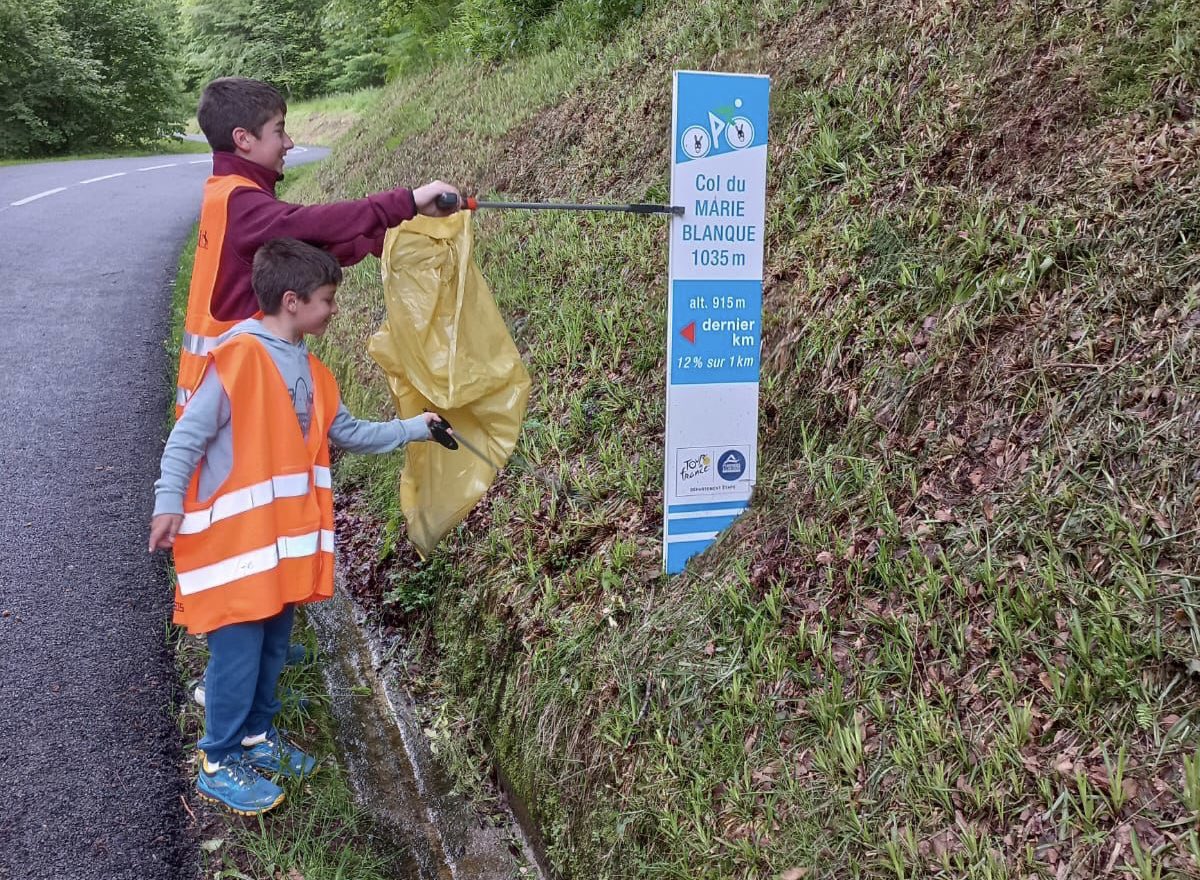 Gracias, un año más, al Club Edelweiss y a la Ecopandilla por dejar las carreteras del Pirineo igual que antes de la #QH2023. Eso sí, esperemos que el año que viene algunos participantes utilicen más y mejor los contenedores y zonas habilitadas para residuos.