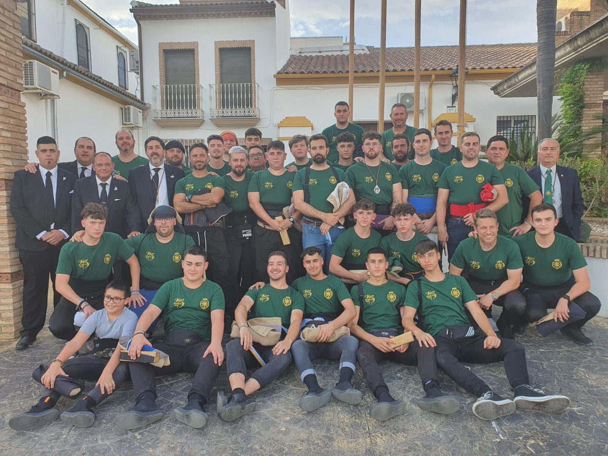 Día inolvidable y solo puedo daros las gracias a cada uno de ustedes. Junta de Gobierno, cuadrilla de costaleros, la banda Tres Caídas y a mí equipo de capataces y auxiliares
Gracias
Gracias
Gracias