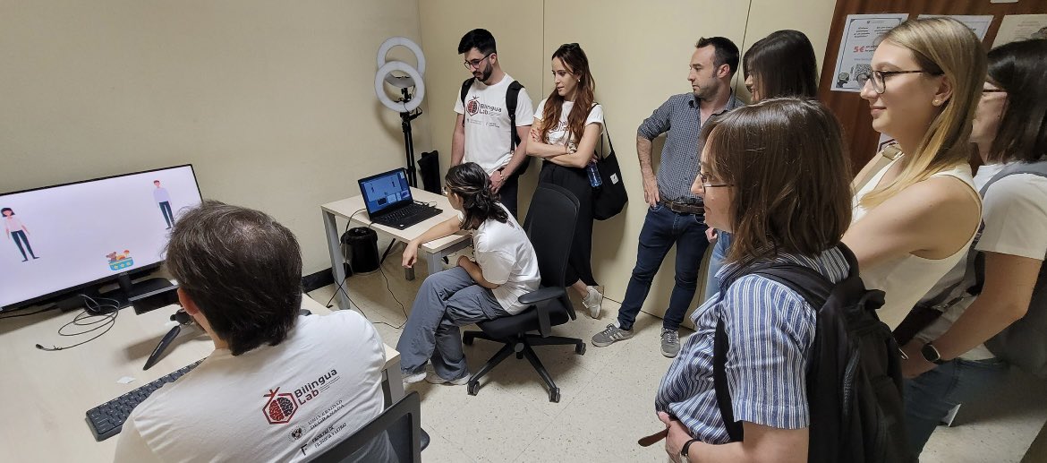 bilingualab_ugr's tweet photo. El viernes finalizó el workshop ARISLA II. Fue un (re)encuentro muy enriquecedor con los colaboradores del proyecto (que sobre todo, son amigos) donde disfrutamos y aprendimos mucho de todas las investigaciones. 
Mil gracias por venir y nos vemos pronto!🙌🏼
@FyL_UGR @IberlabE https://t.co/dJX2e9cVRi
