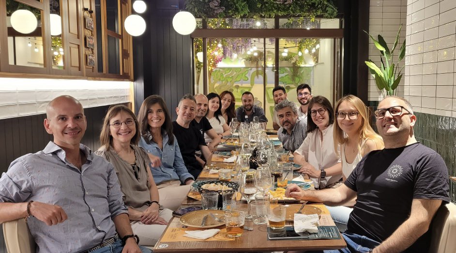 bilingualab_ugr's tweet photo. El viernes finalizó el workshop ARISLA II. Fue un (re)encuentro muy enriquecedor con los colaboradores del proyecto (que sobre todo, son amigos) donde disfrutamos y aprendimos mucho de todas las investigaciones. 
Mil gracias por venir y nos vemos pronto!🙌🏼
@FyL_UGR @IberlabE https://t.co/dJX2e9cVRi
