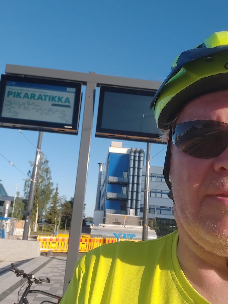 Ihminen on tavallisella polkupyörällä yhtä nopea kuin sähköllä käypä pikaratikka: 1 h 10 min. päästä toiseen Jokeri-ratikan linjalla. No, myönnettäköön jotkut punaiset ajoin läpi, kun oli niin vähän liikennettä. Entä takaisin? Koska ratikka tulee 😉