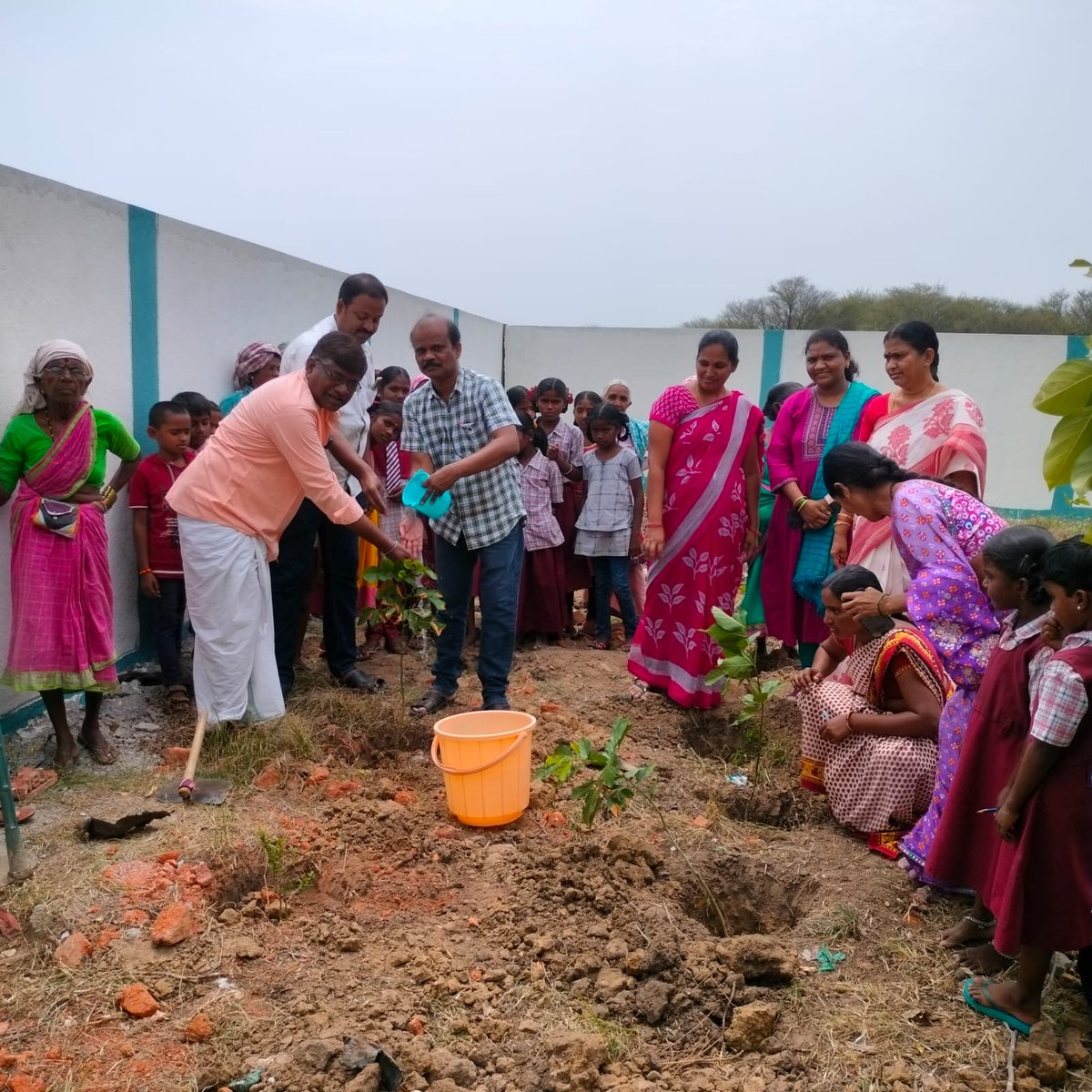 *దశాబ్ది తెలంగాణ ఉత్సవం - నవ వసంతాల హరితోత్సవం* 
రాష్ట్ర అవతరణ దశాబ్ది ఉత్సవాల్లో భాగంగా  నేడు  తెలంగాణ హరితోత్సవం కార్యక్రమం పురస్కరించుకుని హాజలాపూర్  ప్రాథమికోన్నత పాఠశాల ఆవరణలో మొక్కలను నాటడం జరిగింది.#తెలంగాణదశాబ్దిఉత్సవాలు
#TelanganaTurns10
#HarithaHaram
#Haritotsavam