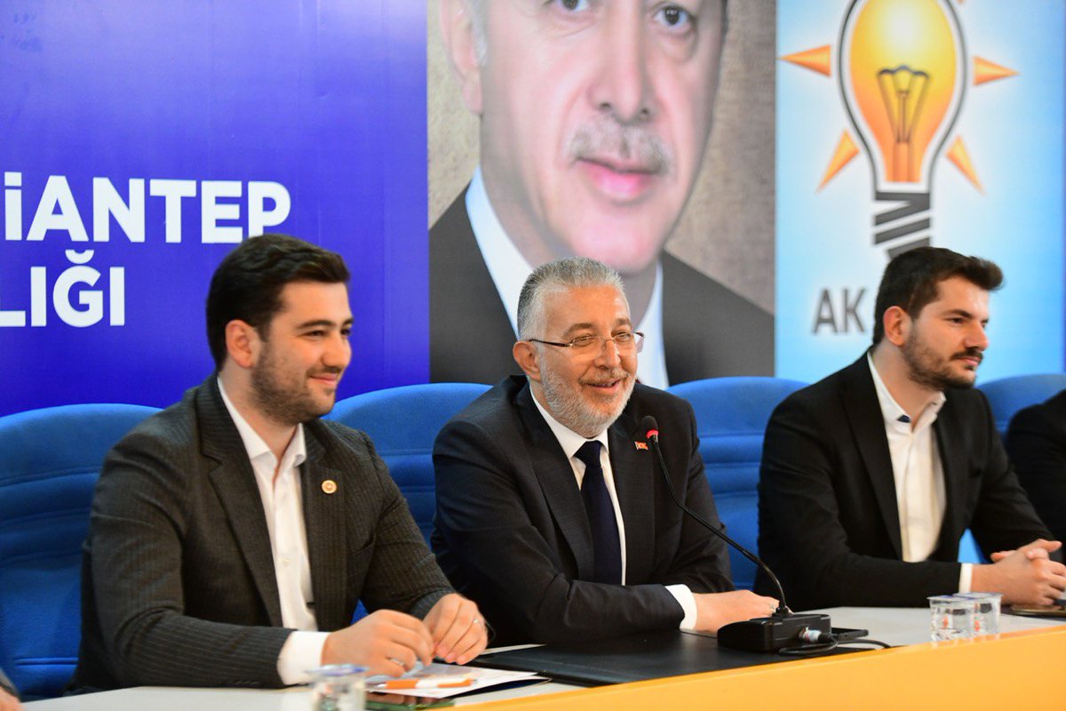 ErtugrulTEYMUR's tweet photo. Önceki Dönem Gençlik Kolları Başkanımız, Milletvekilimiz Sayın Mesut Bozatlı'dan bayrağı teslim Alan Sayın Mustafa Durmuş'a #TürkiyeYüzyılı‘nda bu önemli görev için başarılar diliyorum. 

Hizmetleriyle bu yolda verdiği emeklerinden dolayı Milletvekilimiz Sayın Mesut Bozat'lı ya şükranlarım sunuyorum.

@akgenclik27 'e hayırlı uğurlu olsun inşallah.

@mesutbozatli
@avmustafadurmus