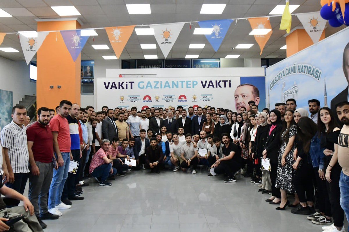 ErtugrulTEYMUR's tweet photo. Önceki Dönem Gençlik Kolları Başkanımız, Milletvekilimiz Sayın Mesut Bozatlı'dan bayrağı teslim Alan Sayın Mustafa Durmuş'a #TürkiyeYüzyılı‘nda bu önemli görev için başarılar diliyorum. 

Hizmetleriyle bu yolda verdiği emeklerinden dolayı Milletvekilimiz Sayın Mesut Bozat'lı ya şükranlarım sunuyorum.

@akgenclik27 'e hayırlı uğurlu olsun inşallah.

@mesutbozatli
@avmustafadurmus