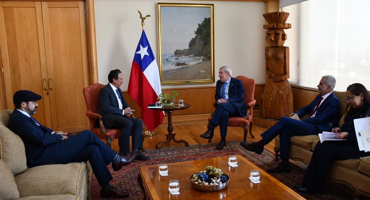Junto al Director Regional de @OIMSuramerica, <a href="/pisani_marcelo/">Marcelo Pisani</a>, nos reunimos con el Canciller <a href="/AlbertoKlaveren/">Alberto van Klaveren</a> para reafirmar compromiso de trabajo conjunto y voluntad de apoyar técnicamente en materia de mov. humana, relevando importancia de datos e instancias de diálogo regional