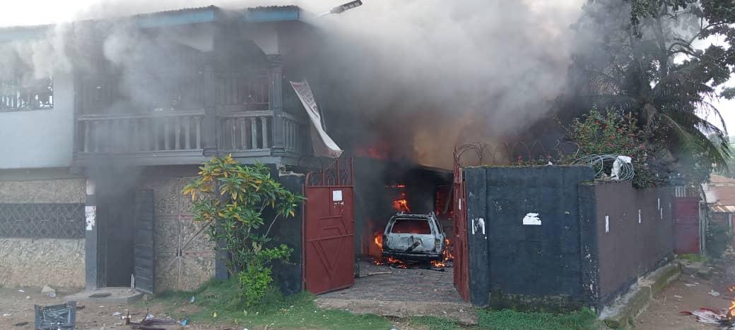 JeminatuSesay's tweet photo. BREAKING NEWS 
The APC Party members are seriously under attack in Bo District &amp; the party's District office is currently on Fire with the District chairlady &amp; her family trapped inside the building.@EUinSierraLeone
@eueomsl2023 @ecowas_cedeao @_AfricanUnion @UKinSierraLeone https://t.co/UbOqybO8PI