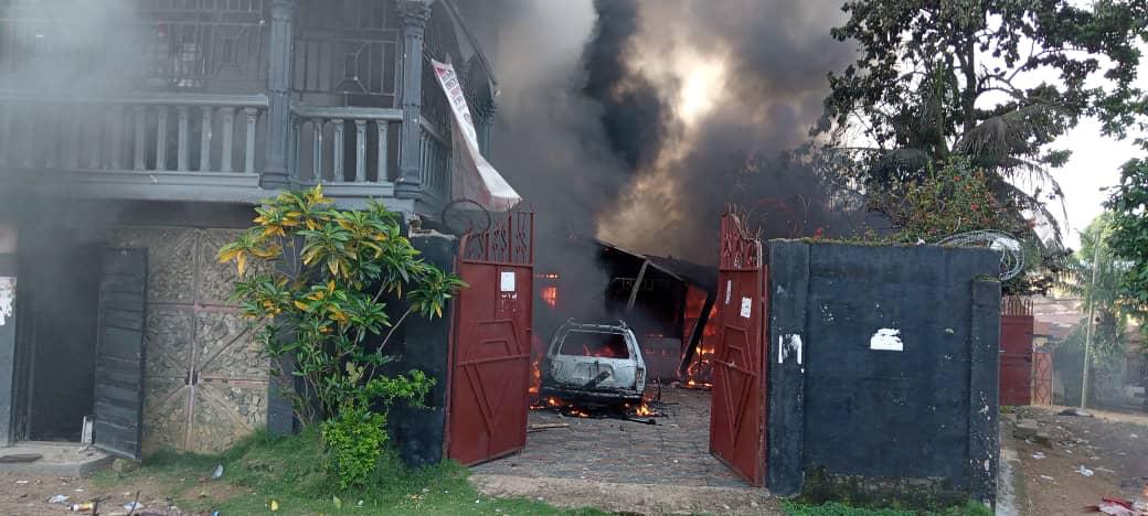 JeminatuSesay's tweet photo. BREAKING NEWS 
The APC Party members are seriously under attack in Bo District &amp; the party's District office is currently on Fire with the District chairlady &amp; her family trapped inside the building.@EUinSierraLeone
@eueomsl2023 @ecowas_cedeao @_AfricanUnion @UKinSierraLeone https://t.co/UbOqybO8PI