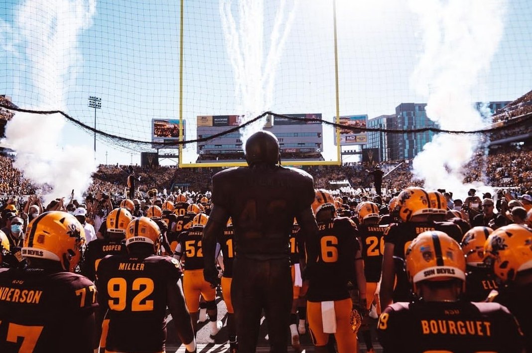 ChampWestbrooks's tweet photo. Desert dwelling! Happily committed to @ASUFootball huge thanks to @LoyolaFB @drewcasani @OLCoachLHS @CoachWestbezzie &amp; shoutout to @KennyDillingham @CoachTuitele @CoachSooto @StevenMiller71 for all the love. 🔱🔱🔱 #ForksUp https://t.co/3QOtNOBkJ9