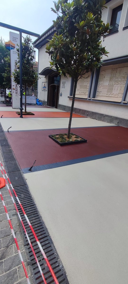 5+5 yıl garantili epoxy agrega 1 yıl dolmadan kaldırılıp yerine tam da Trabzon halkına yakışan asfalt üzeri boya yapıldı.