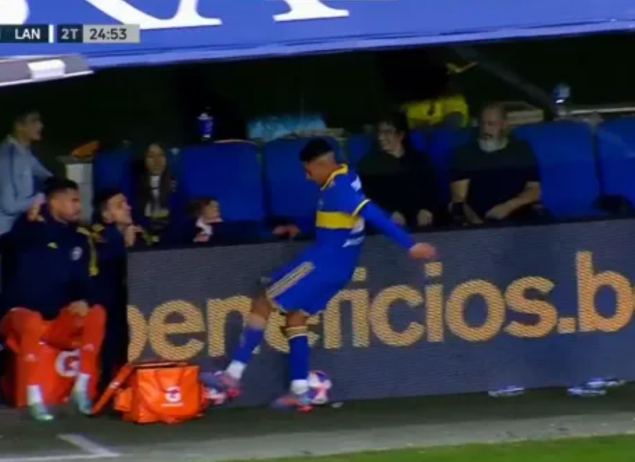 la12tuittera's tweet photo. AHORA |

😱 ESTO ES INCREIBLE 

🚑 Según contaron en #ESPNF90 Equi Fernández tiene una molestia en la rodilla izquierda debido al golpe generado al patear uno de los carteles.

Esto sucedió en el momento que fue reemplazado en el partido vs Lanús. https://t.co/u0i6hc6efq