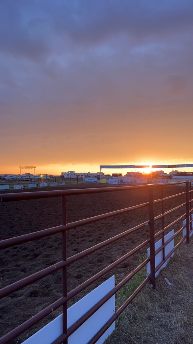 kels_simps's tweet photo. Not many things can beat a rodeo sunset at Gooseberry Lake. It was great to return to my hometown rodeo to see the family, play some music around the campfire and listen to some old cowboy stories in the beer gardens. #rodeo https://t.co/HJBXmtfByg