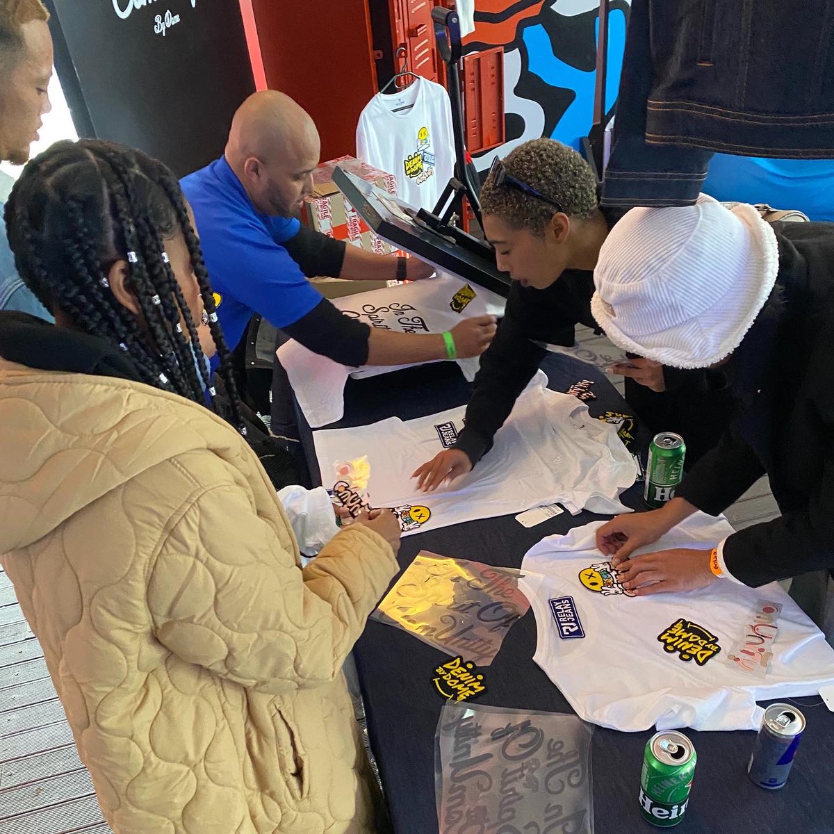 BYDOME_SA's tweet photo. Guests customised #RelayJeans Tees and Denim jackets using vynil stickers and badges. PLUS, there were plenty of merch giveaways on the day too 🔥
#ComUnity
#DENIMBYDOME #relayjeansxcomunity #WeAreAComUnity https://t.co/bLpMEWcK4j