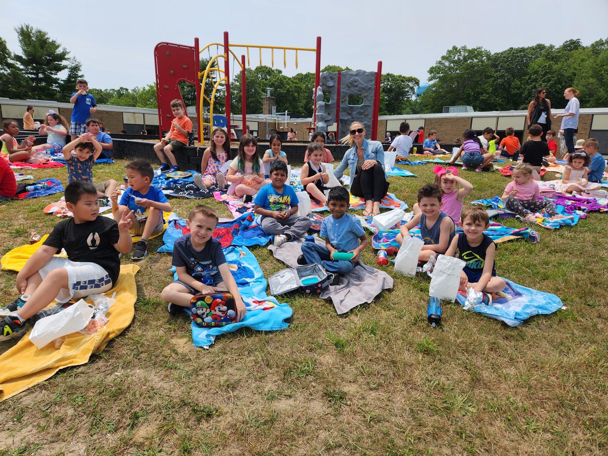 Nothing like a lunch picnic, DJ dance party, and Italian ices to celebrate the end of the school year. #CommackSchools #RollingHills #DanceParty #Summer