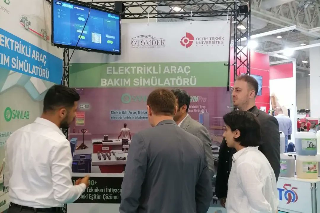 Otomder's tweet image. Otomotiv Sektörünün En Büyük Fuarlarından Automechanika İstanbul’da OTOMOTİV MÜHENDİSLİĞİ DERNEĞİ (OTOMDER) olarak yerimizi aldık.

Fuara özel olarak getirdiğimiz Elektrikli Araç Bakım Simülatörü ile ziyaretçilerimize eşsiz bir deneyim imkanı sunduk.

#otomder #sanlab #tobfed