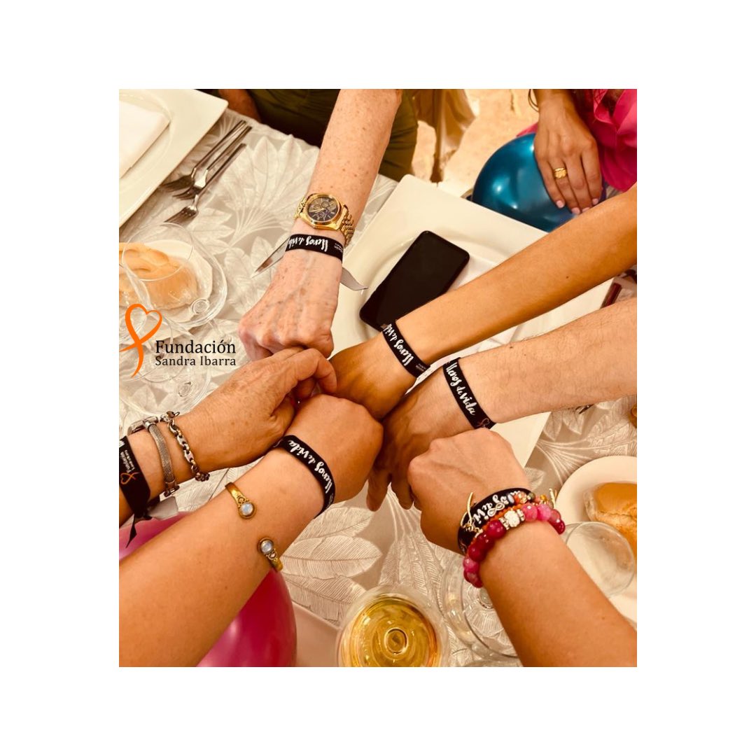 Nos encanta recibir estas imágenes de eventos en los que se regala la pulsera “Llenos de Vida”. 
🧡🧡
#eventosolidario
#pulserallenosdevida
#sumaesfuerzosfrentealcancer
#noviossolidarios
#detallesolidario
#fundacionsandraibarra
#kissandflysolidary

kissandflysolidary.com/pulseras-lleno…