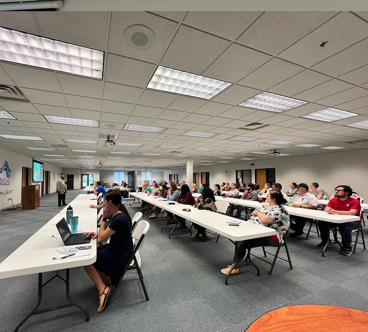 Atlas_Van_Lines's tweet photo. Today is Juneteenth National Independence Day! Guest speaker Kori Miller, Executive Director of the Evansville African American Museum, stopped by our HQ to discuss the history behind Juneteenth, Evansville’s involvement during the Civil War, and more!
#juneteenth #atlasfamily https://t.co/Lhkjdrs6wg