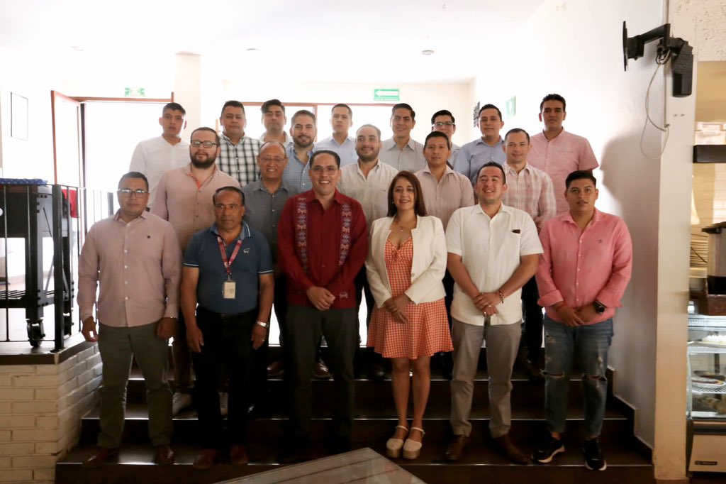 AlfredoCorona's tweet image. En compañía de quienes integramos el pleno del #IVAI, celebramos a los padres que colaboran en el Instituto. 🎉

Que los valores y el cariño nunca falten en nuestras familias. #DíadelPadre