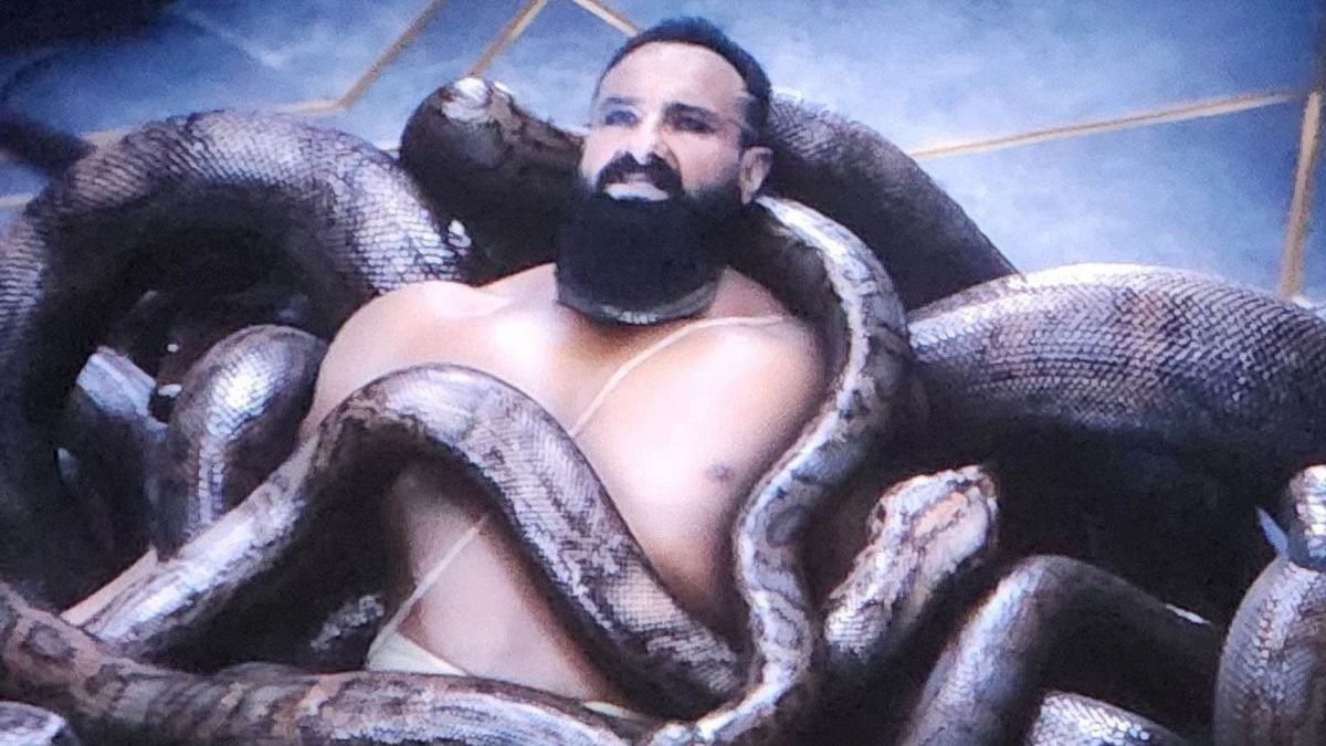 Met Raavan outside the Theatre today. He was crying, said Vfx artist was his best friend but turned out to be a snake.

#Adipurush