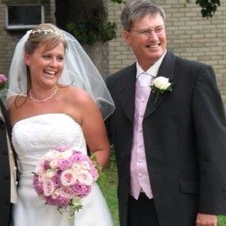 michelle_cb's tweet photo. Father’s Day is one of those days to be thankful for. Thankful for wonderful memories I have of my Dad 🥰 alongside the great man that is my husband! Cricket at Lords, a day of fun and being together. Thank you Mr B - we wouldn’t have half the fun without you! @Barrett01Robert https://t.co/XzBR0iWJgM
