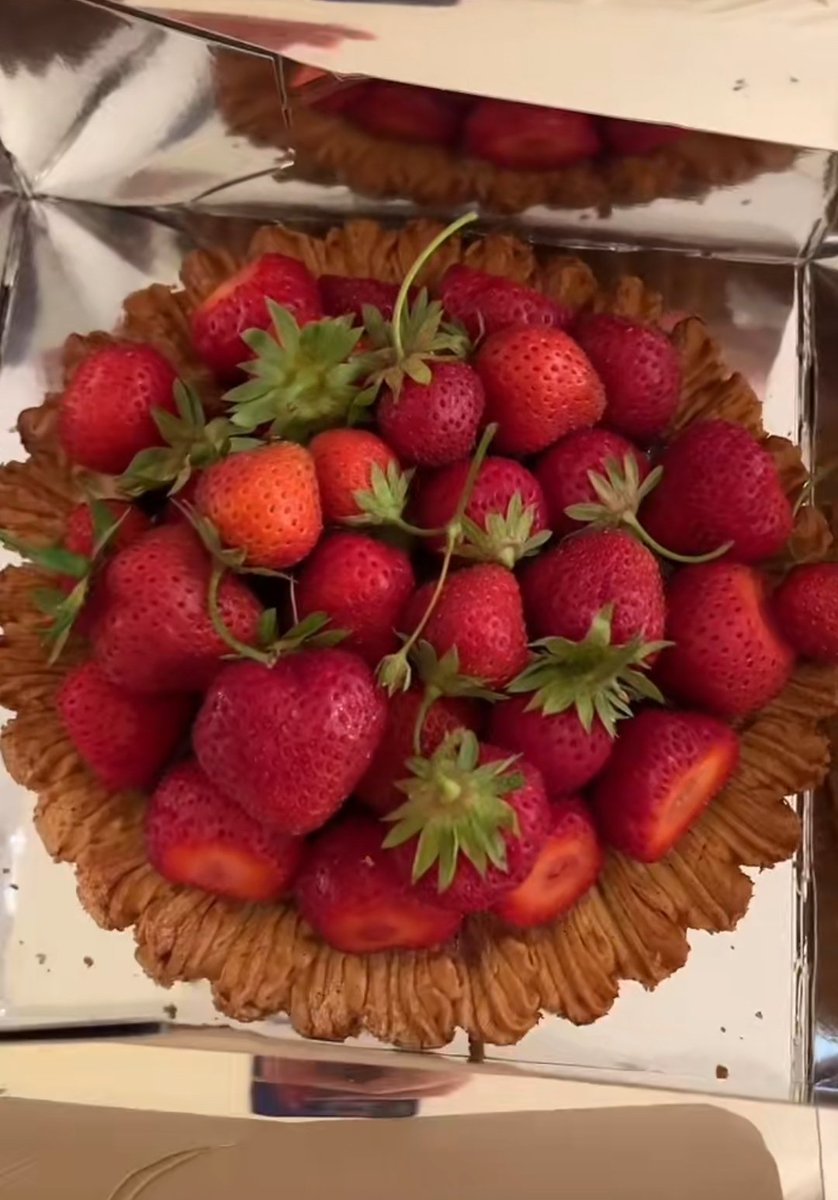 Y a une influenceuse sur Tiktok qui a acheté une tarte aux fraises Cedric Grolet à 80€, et c'est pas elle dit 'on peut se dire oulah c'est cher mais en vrai ça revient à 13,30€ la part' 

COUSINE C'EST CHER PTDRRR

'En même temps c'est du Cedric Grolet' 

ET DONC ???