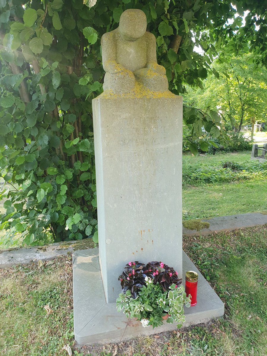 OmvMh's tweet image. Anlässlich des morgen bundesweit stattfindenen Gedenktages für die deutschen Opfer von #Flucht und #Vertreibung aus dem historischen deutschen Osten haben Mitglieder @omvmuelheim der Opfer gedacht und Blumenschmuck am #gedenkstein auf dem Altstadtfriedhof niedergelegt!
