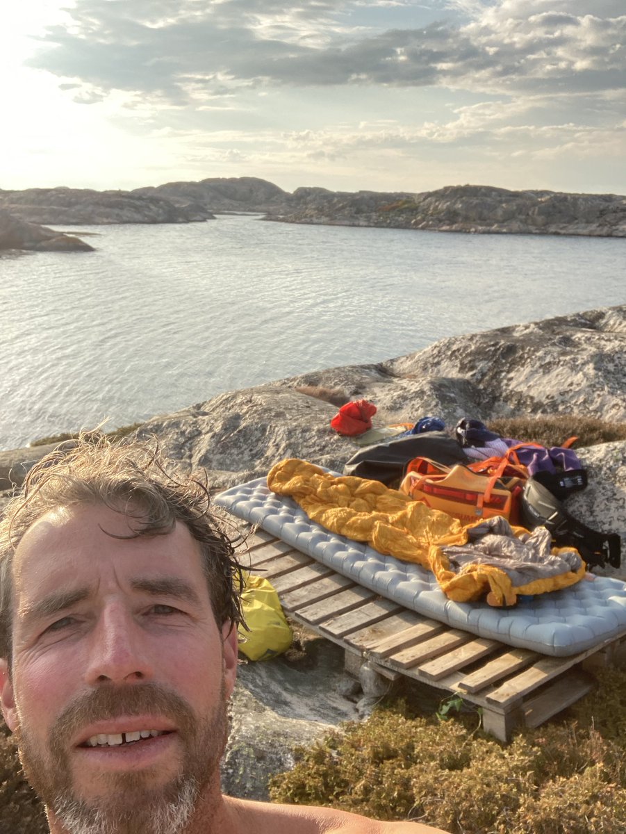 Zelf een lattenbodem bij elkaar gescharreld. Zo slaap ik vanavond.