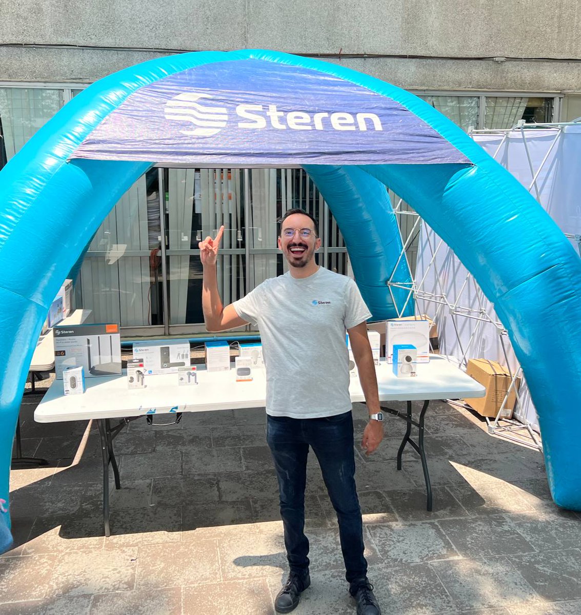 Steren_Mexico's tweet image. Estamos comprometidos con instituciones como el @_cecyt9 para fortalecer el vínculo académico entre la industria tecnológica y la educación. 💙🤍✌🏼
¡Gracias @Jocoque por tu valiosa plática!  Y a todos los estudiantes que tomaron nuestro #TallerDeSoldadura 🔝🤖💯