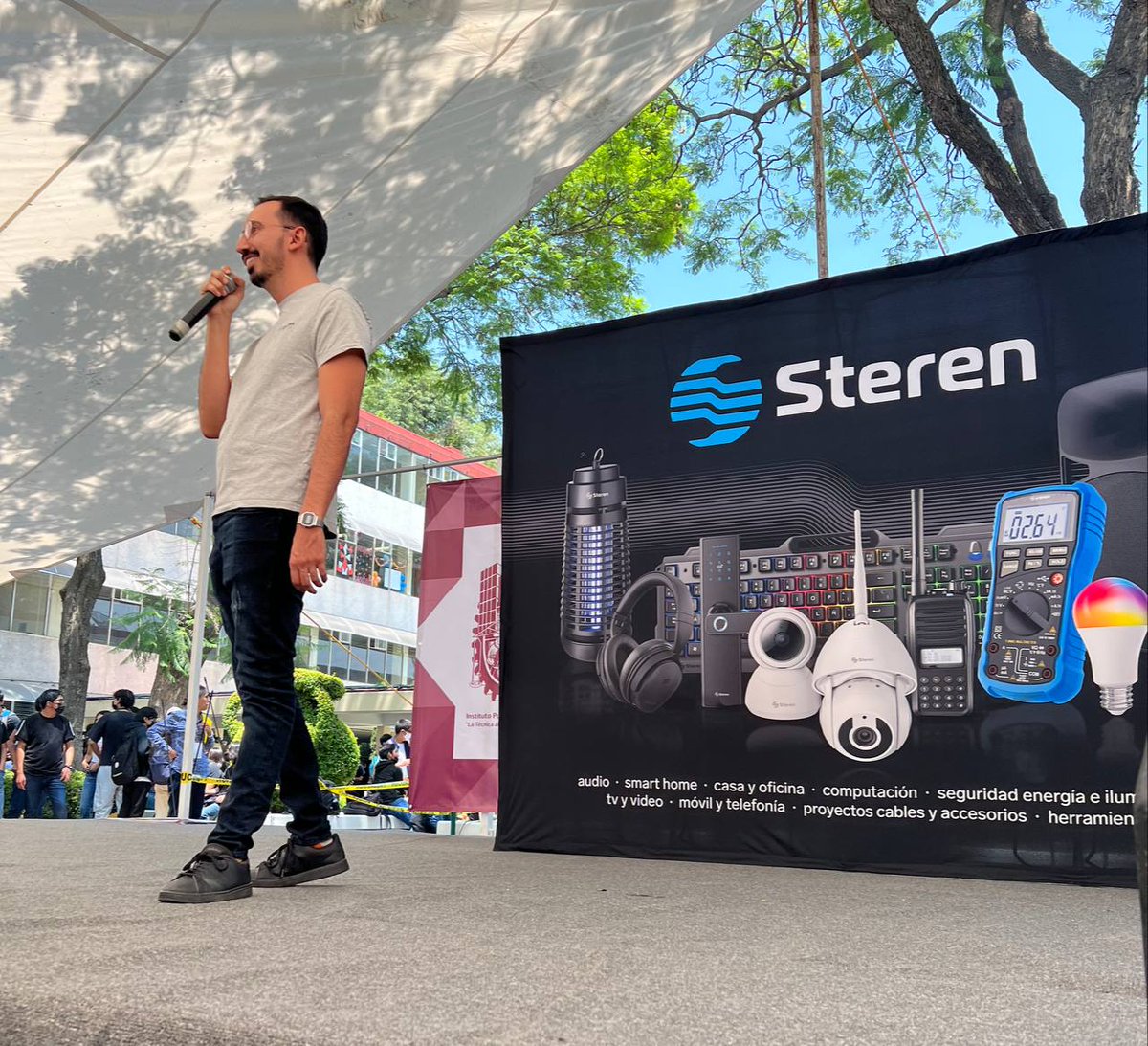 Steren_Mexico's tweet image. Estamos comprometidos con instituciones como el @_cecyt9 para fortalecer el vínculo académico entre la industria tecnológica y la educación. 💙🤍✌🏼
¡Gracias @Jocoque por tu valiosa plática!  Y a todos los estudiantes que tomaron nuestro #TallerDeSoldadura 🔝🤖💯