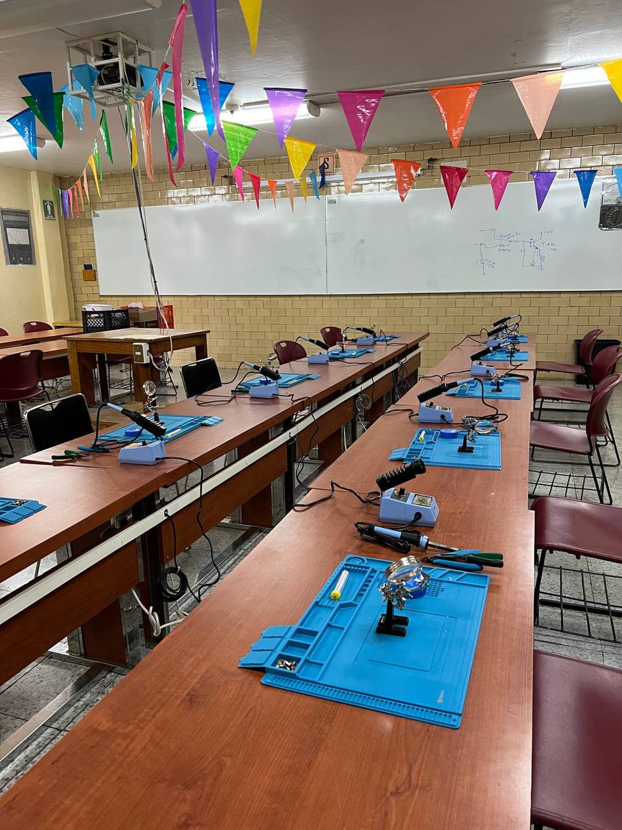 Steren_Mexico's tweet image. Estamos comprometidos con instituciones como el @_cecyt9 para fortalecer el vínculo académico entre la industria tecnológica y la educación. 💙🤍✌🏼
¡Gracias @Jocoque por tu valiosa plática!  Y a todos los estudiantes que tomaron nuestro #TallerDeSoldadura 🔝🤖💯