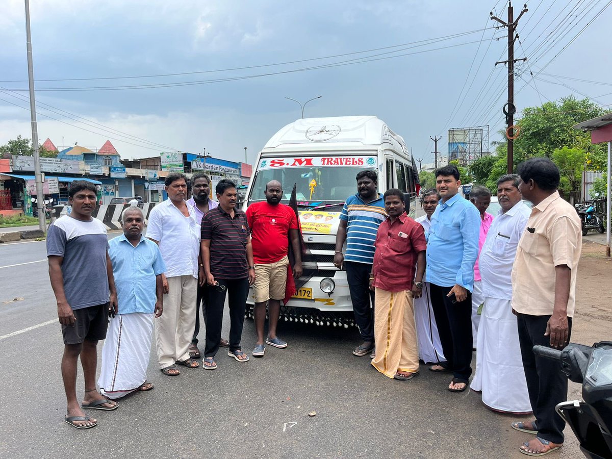popananth's tweet photo. கழக உடன்பிறப்புகளுடன் திருவாரூரை நோக்கி....

#KalaignarKottam  #Tiruvarur #poondiwestdmk #ThiruvallurwestDmk #Tiruttanichandiran #VGR https://t.co/B2njyblRfJ