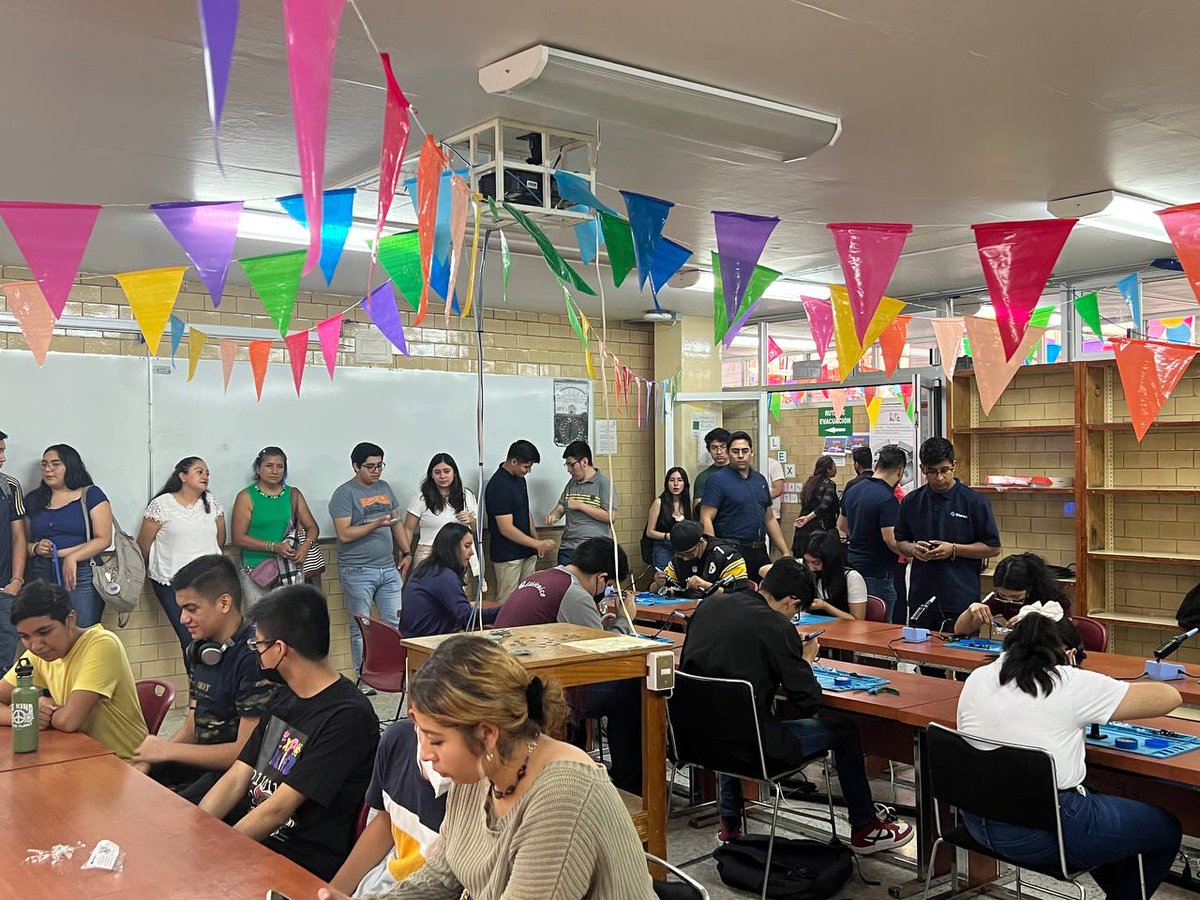 Steren_Mexico's tweet image. Estamos comprometidos con instituciones como el @_cecyt9 para fortalecer el vínculo académico entre la industria tecnológica y la educación. 💙🤍✌🏼
¡Gracias @Jocoque por tu valiosa plática!  Y a todos los estudiantes que tomaron nuestro #TallerDeSoldadura 🔝🤖💯