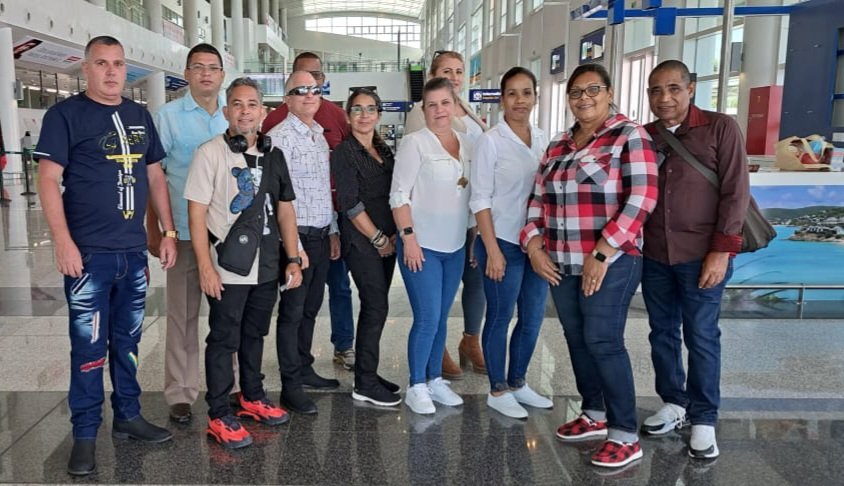 #BrigadaMedicaAntiguaBarbuda
Primer vuelo de vacacionistas y fin de misión en este año 2023. Disfruten con su familia. A los que terminan la misión un hasta pronto y el resto los esperamos para continuar cosechando éxitos.
#CubaCoopera 
#60AñosSalvandoVidas 
#CubaPorLaVida