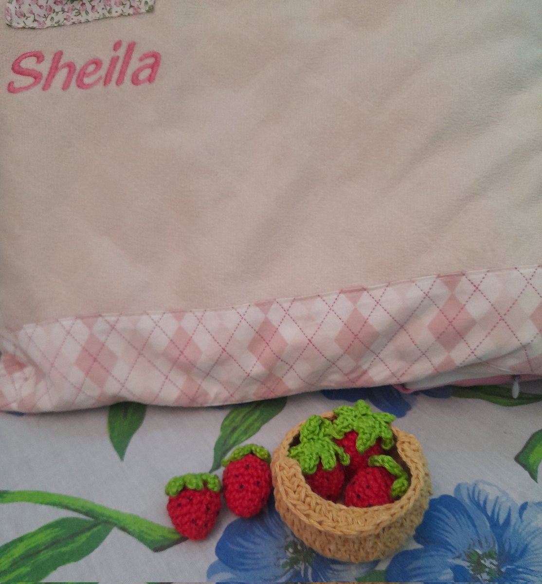 Chegou minha Moranguinho.É linda! Amei os detalhes. Que delicadeza os moranguinhos.<a href="/Lili_afns/">Lili Sanchez🚩🐱💻🧠🫀💄👠🌜🧣</a> você tem as mãos de fada. Tudo que faz é de uma leveza e criativiadade. Parabéns, amiga. Você é uma artista.