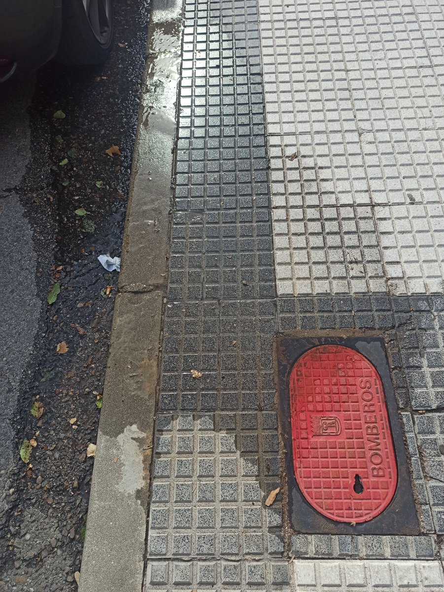 Esta boca de agua lleva abierta dsd el sábado por la tarde, perdiendo agua para agravio de todo el municipio. He puesto 2 incidencias a través d Policía Municipal. Por favor, arreglen esta incidencia porque es una pérdida de agua intolerable <a href="/MajadahondaAyto/">Ayuntamiento de Majadahonda</a>  C/Antonio Machado 18
