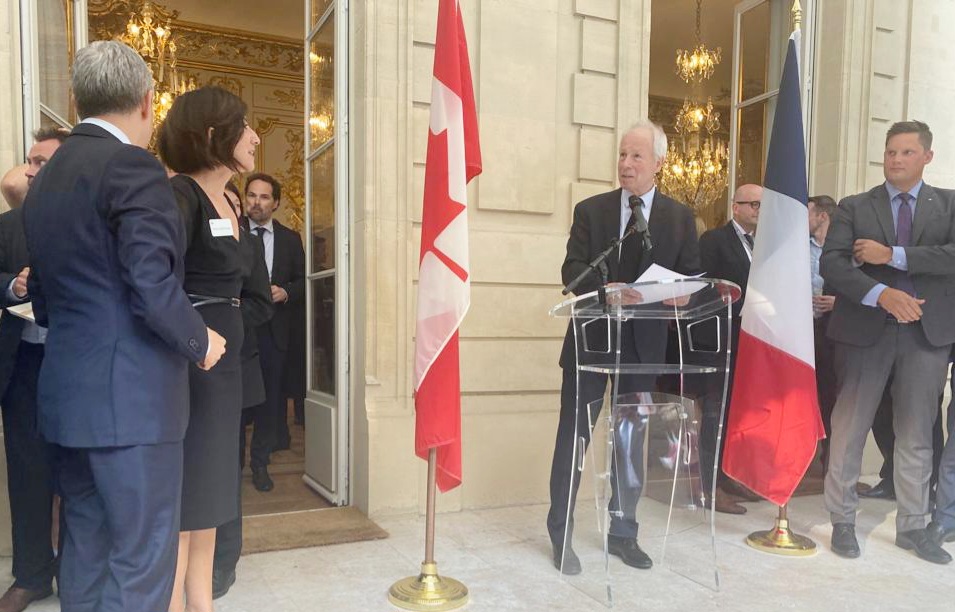 L’#aéronautique est un moteur puissant de nos relations 🇨🇦🇫🇷 : en 2022, le secteur représentait près de 20% de nos échanges 🇨🇦🇫🇷, et les échanges commerciaux étaient en hausse de 24% depuis 2016. Une bonne base pour aller +loin, viser +haut, avec les experts et exposants du 🌍!