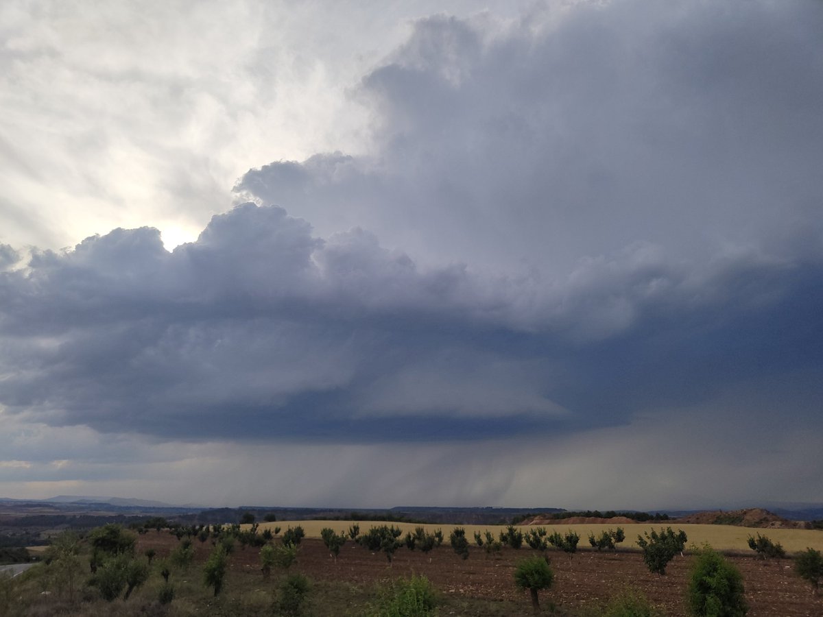 Tormentas_ZGZ's tweet photo. #supercelula en #murilloderioleza en #larioja hace unos minutos ⚡ la que dejo la granizada en #logroño @AEMET_LaRioja @meteosojuela @ecazatormentas @meteo_bilbao @Storm_Malaga @Stormyalert @Valencia_WX @tiempobrasero @MeteoredES https://t.co/SwPPETmYLp