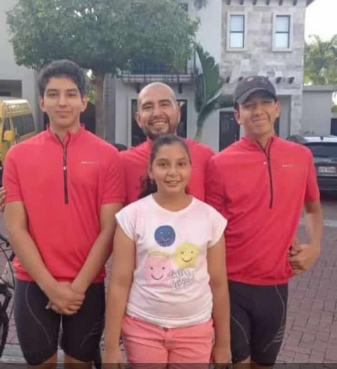 Los chicos el accidente vía a la costa, que fallecieron junto a su abuelito, han sido alumnos de mi mamá. Dice ella q eran los mejores de sus clases, aplicados, muy dulces y amables, y uno a punto de graduarse. 

¿Cómo le quitas en posible brillante futuro a 2 niños por ir ebrio?