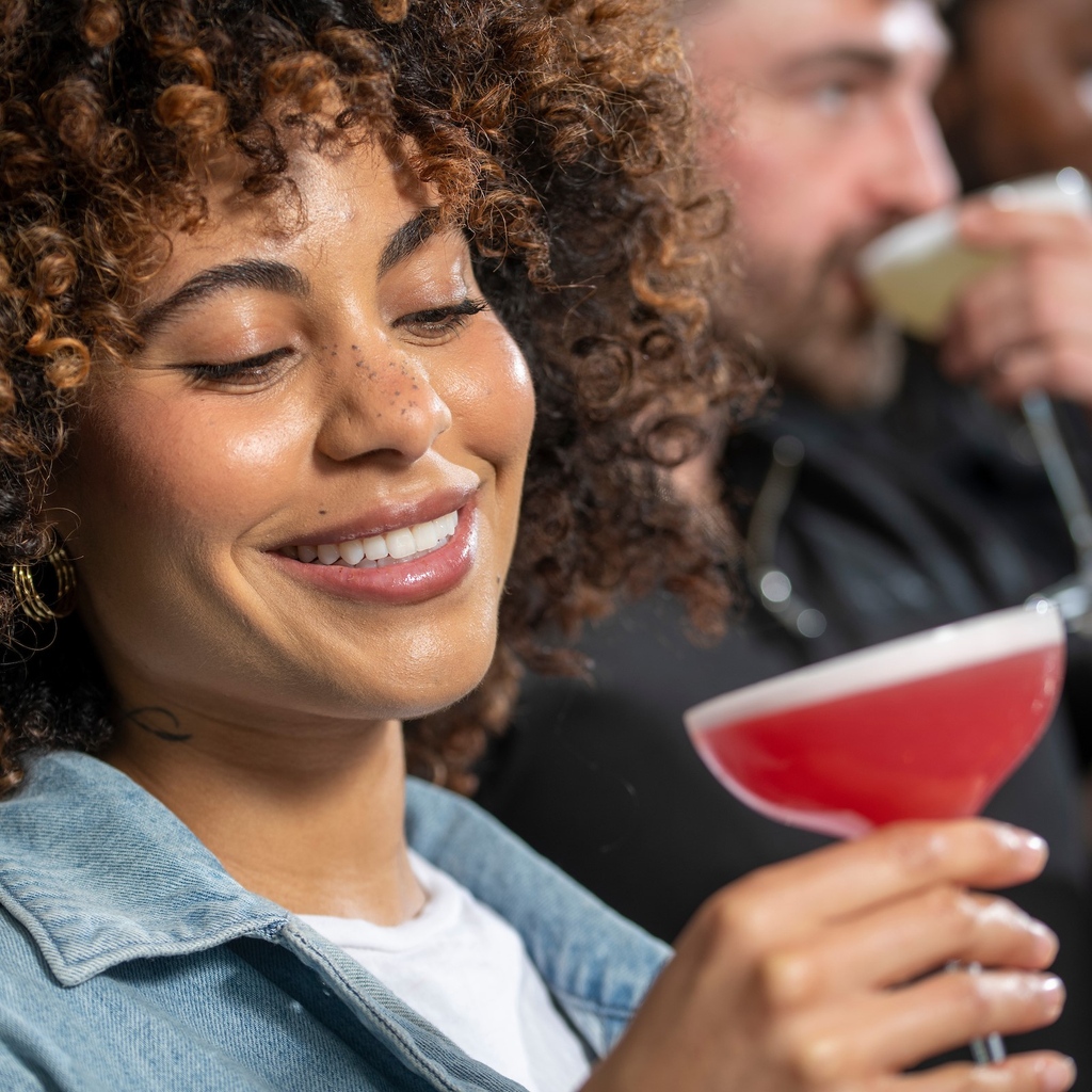 homeofbombay's tweet image. The look of love 😍 What’s your favourite gin cocktail? 👇  

#BombaySapphireGin #BombaySapphireDistillery #Cocktail #GinCocktail #CocktailInspo #Gin #BombaySapphire