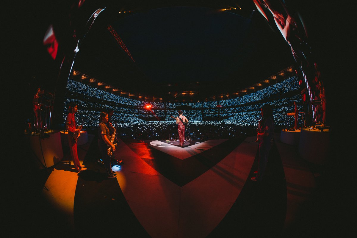 Harry photographed on stage for his fourth night in London.

📸: Lloyd Wakefield